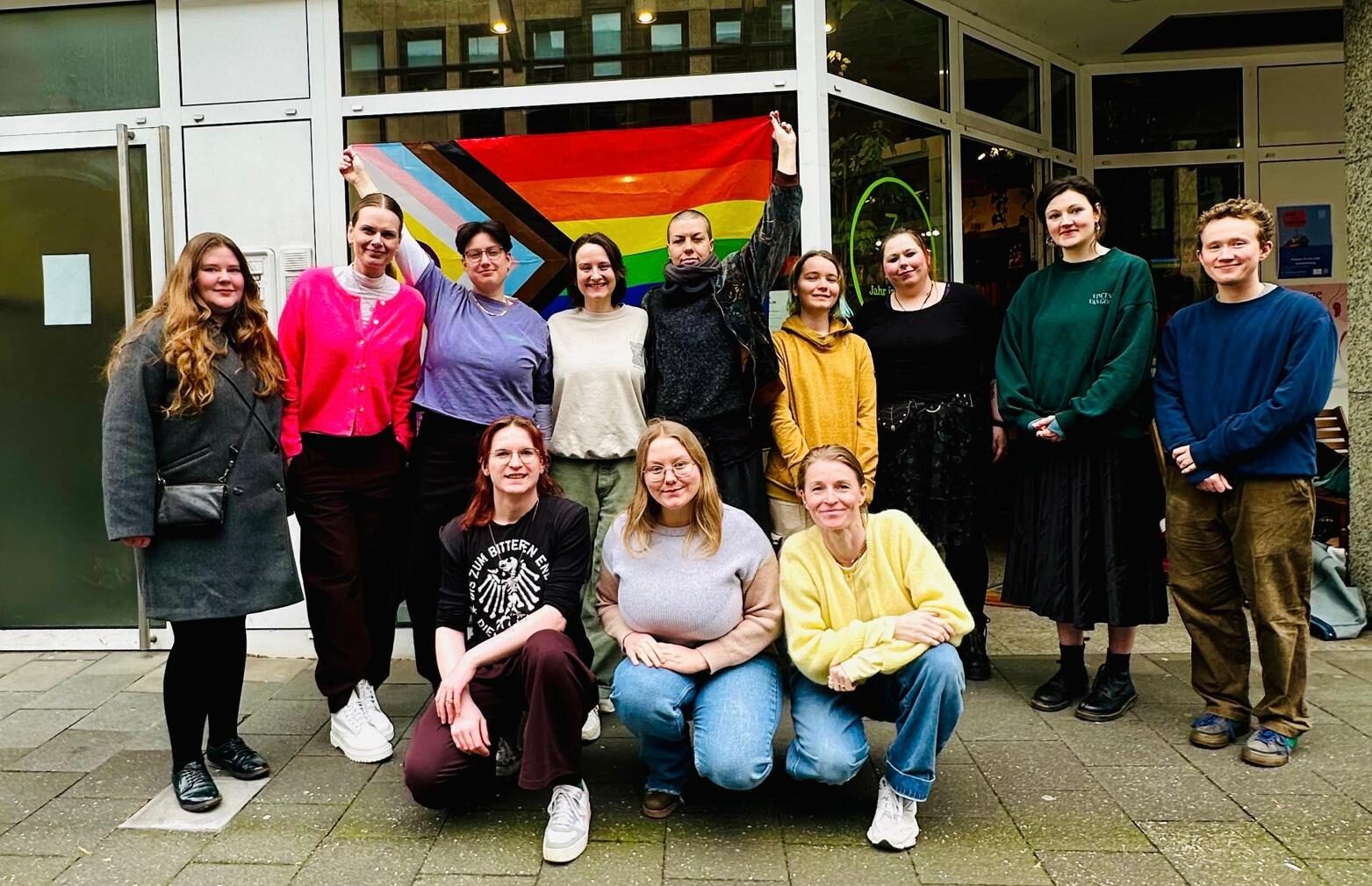 Das Team des Community Book Space vor der Ladenfassade